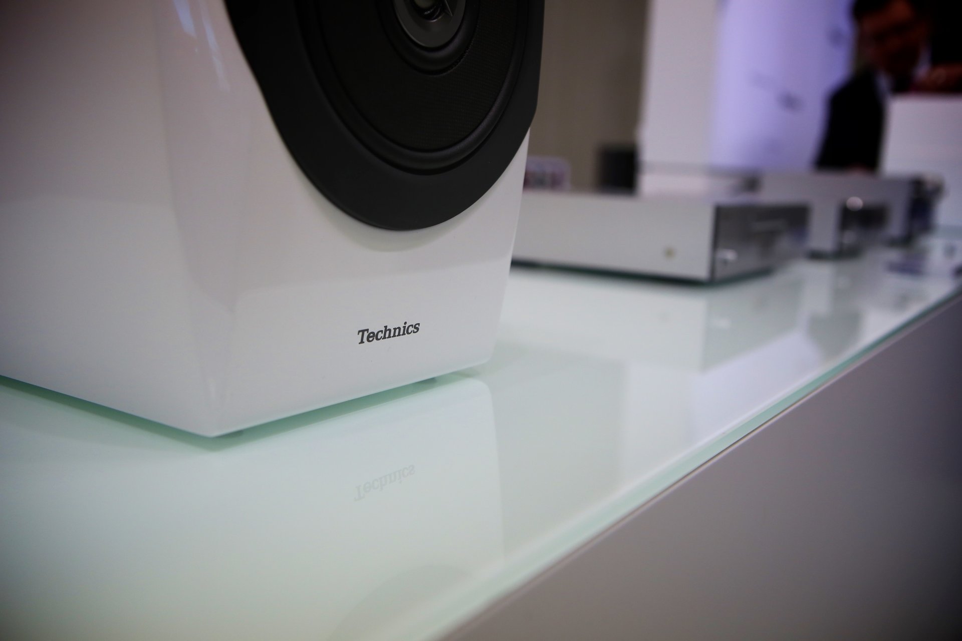 Zwar gibt es nach wie vor nur zwei Technics Anlagen (im High-End Bereich) im Sortiment, die scheinen aber gut anzukommen. So verkündete Panasonic, dass die Verkäufe im ersten halben Jahr nach der Wiedereinführung ihre Erwartungen übertroffen haben. Von Technics dürfen wir in der nächsten Zeit wohl noch mehr erwarten.
